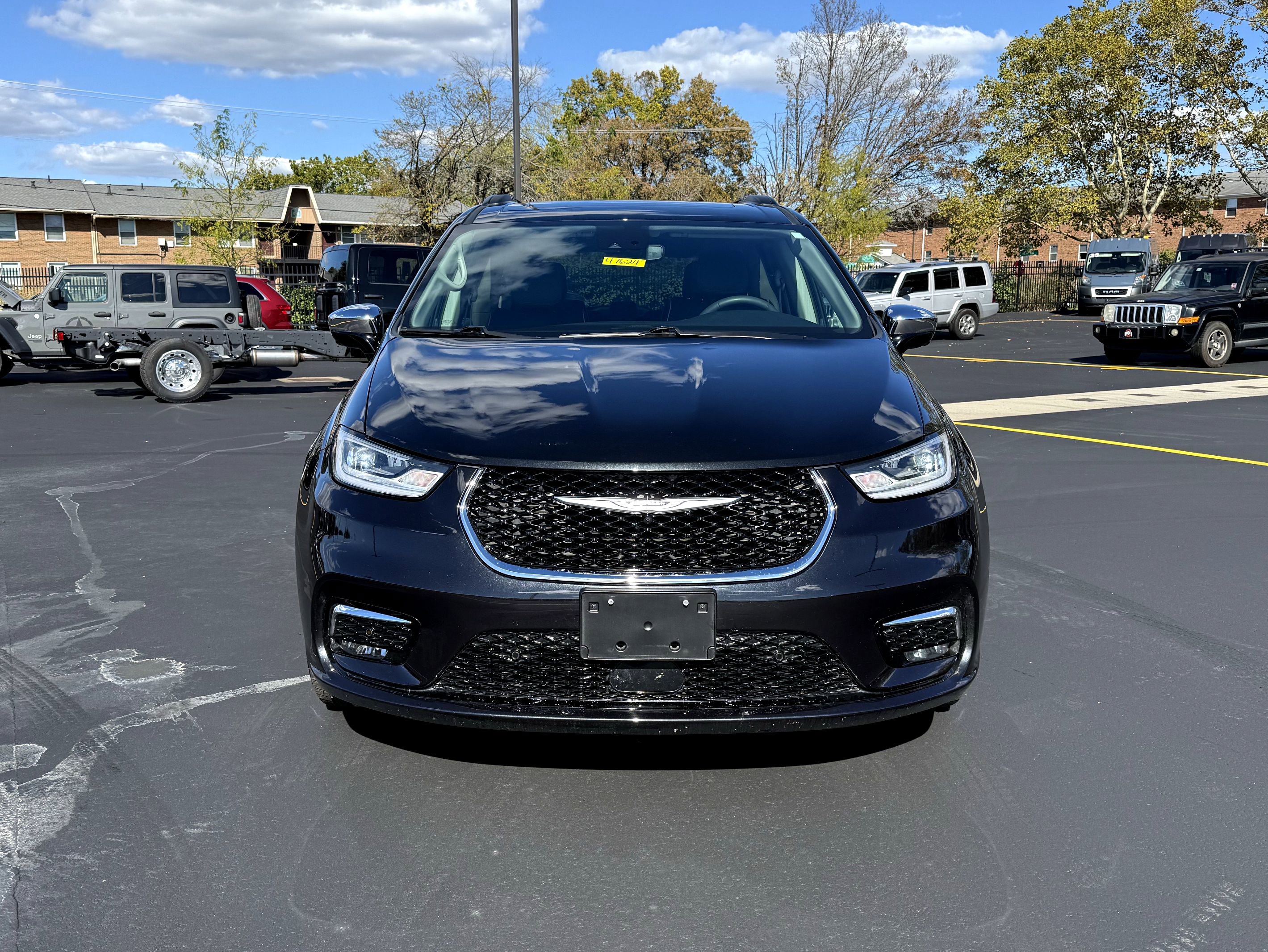 Used 2023 Chrysler Pacifica Limited w/ Uconnect Theater Family Group image 2