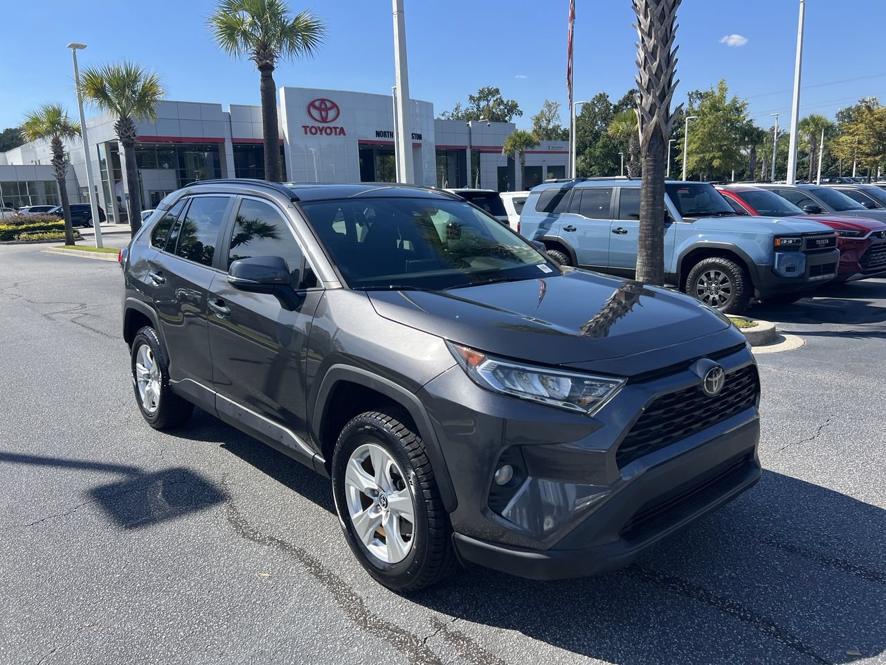 Used 2021 Toyota RAV4 XLE w/ Convenience Package FWD image 2