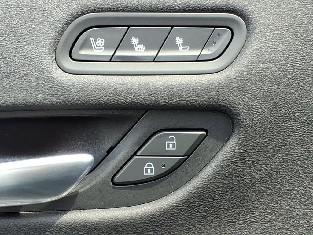 Used 2021 Cadillac Escalade Premium Luxury w/ LPO, Illumination Package AWD/4WD image 17