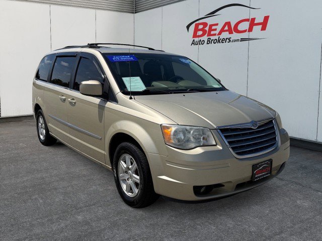 Used 2010 Chrysler Town & Country Touring w/ Entertainment Group #2 FWD image 3