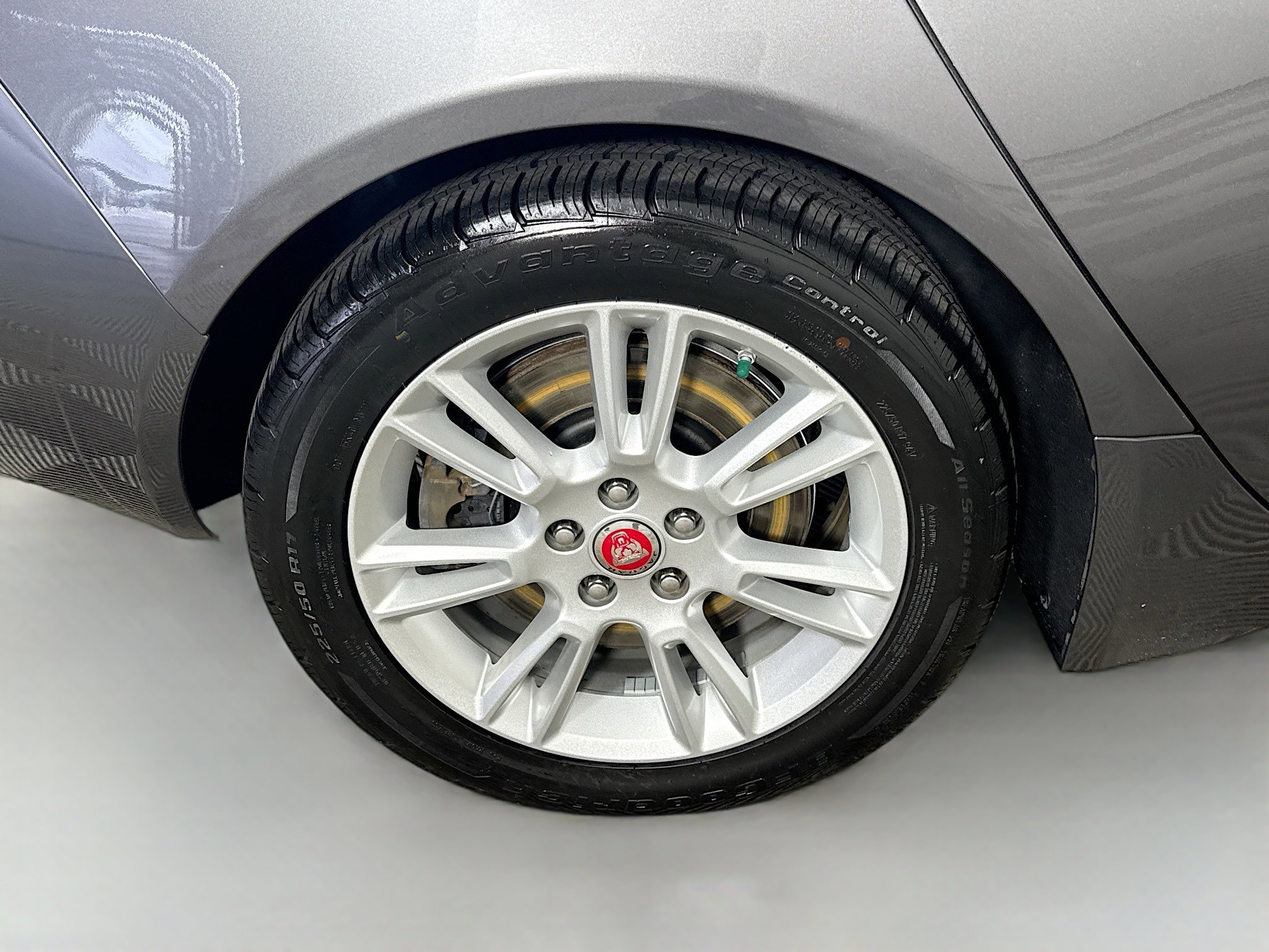 Used 2018 Jaguar XE Premium image 33