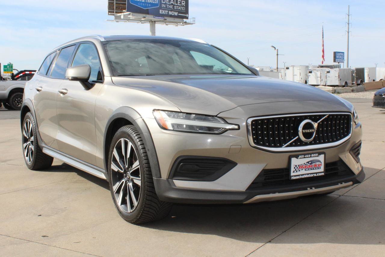 Used 2020 Volvo V60 T5 Cross Country image 31