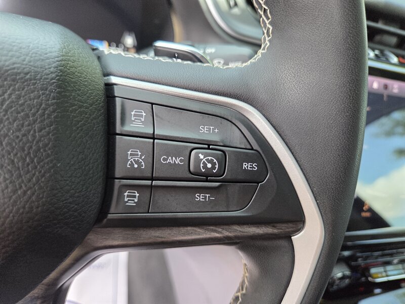 Used 2023 Jeep Grand Cherokee Limited w/ Black Appearance Package AWD/4WD image 14