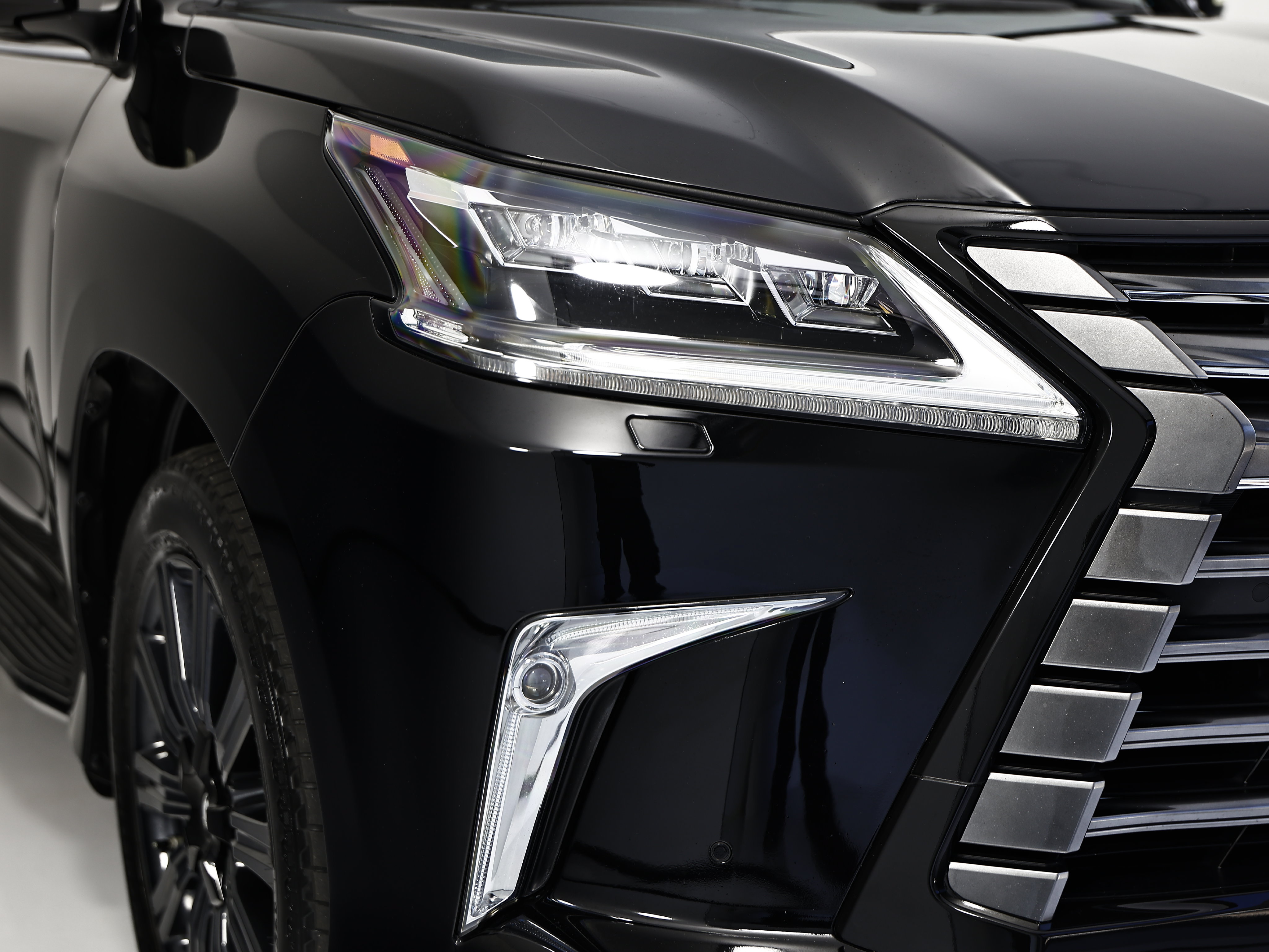 Used 2019 Lexus LX 570 4WD w/ Luxury Package image 19