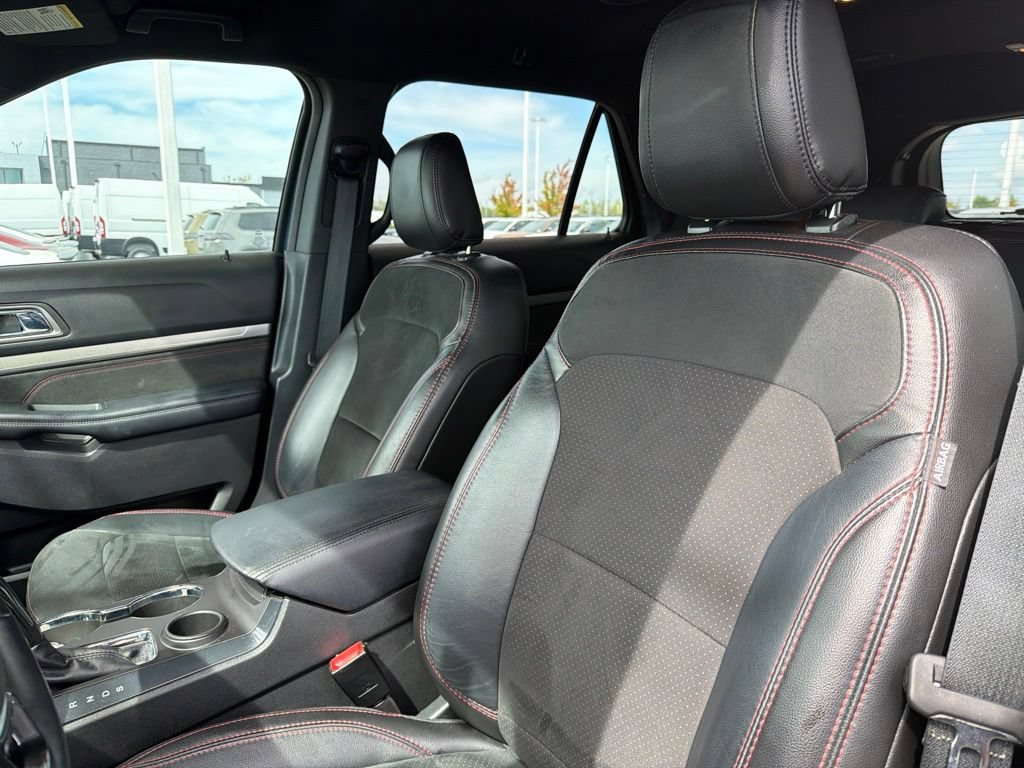Used 2018 Ford Explorer XLT w/ Equipment Group 202A FWD image 13