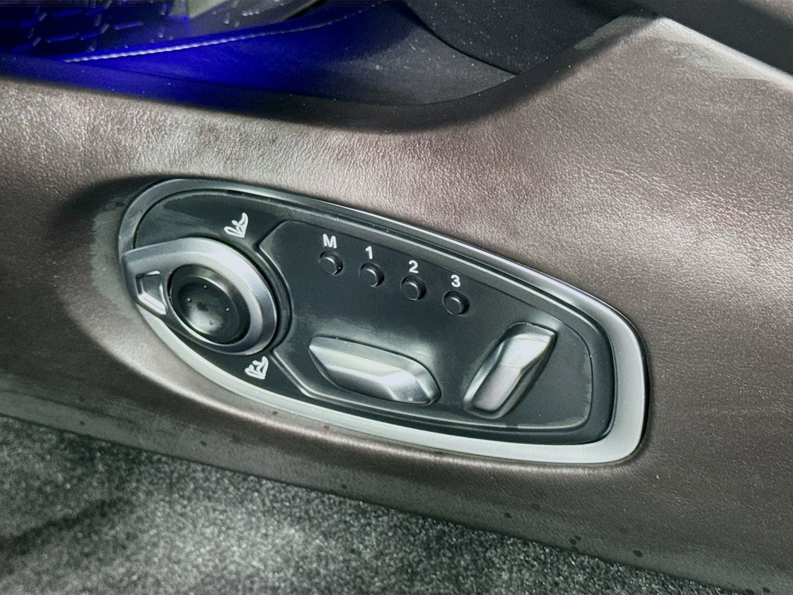 Used 2025 Aston Martin DB12 Coupe RWD image 19