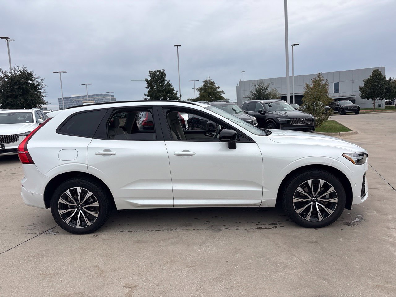 Used 2024 Volvo XC60 B5 Plus w/ Protection Package Premier AWD/4WD image 4