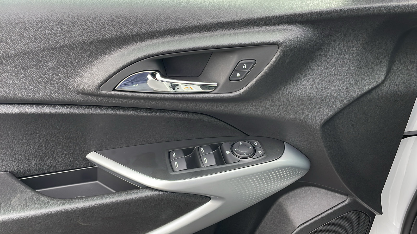 New 2026 Chevrolet Trax RS w/ Sunroof Package FWD image 16