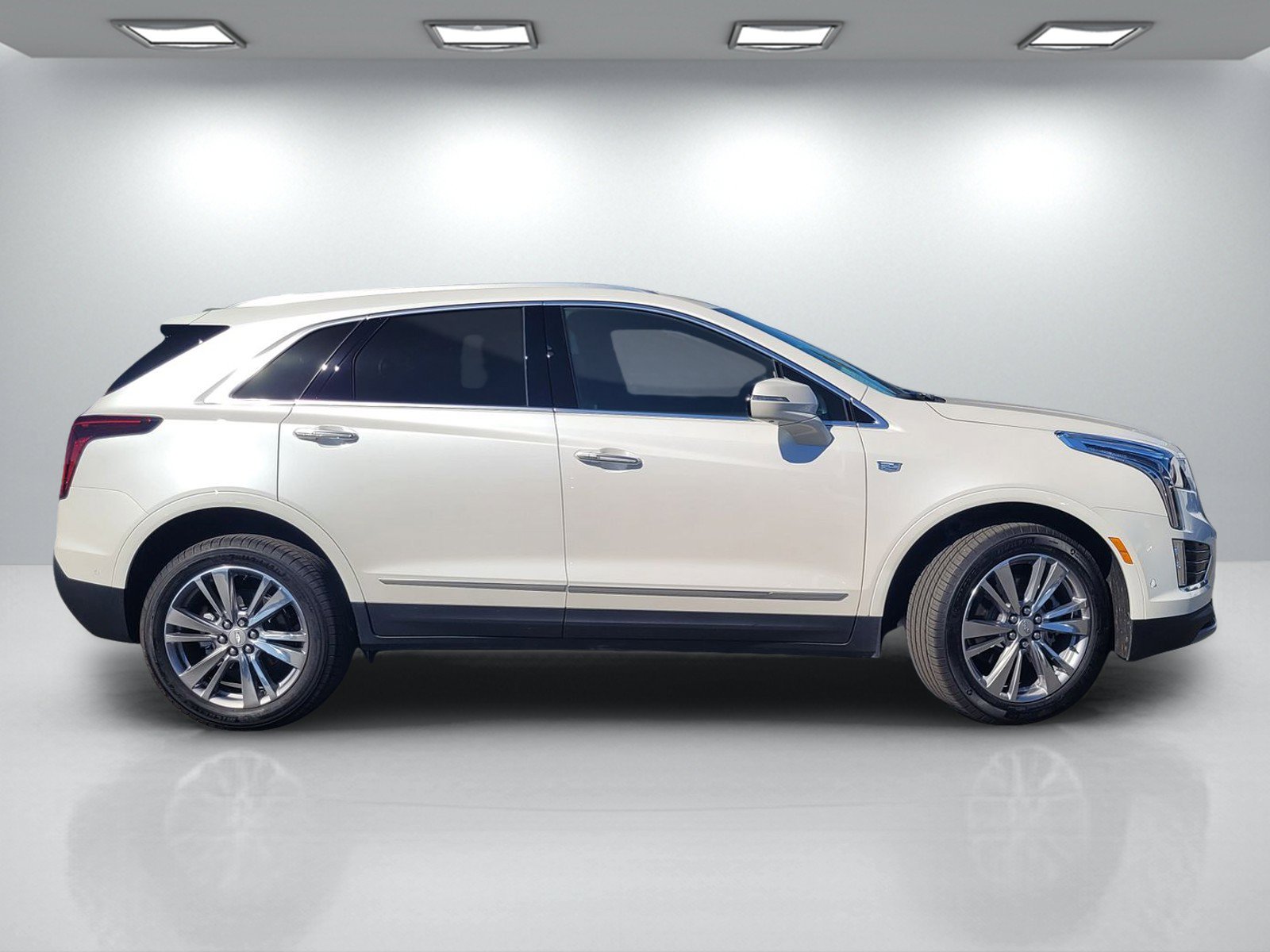 Used 2026 Cadillac XT5 Premium Luxury w/ Driver Assist Package FWD image 3