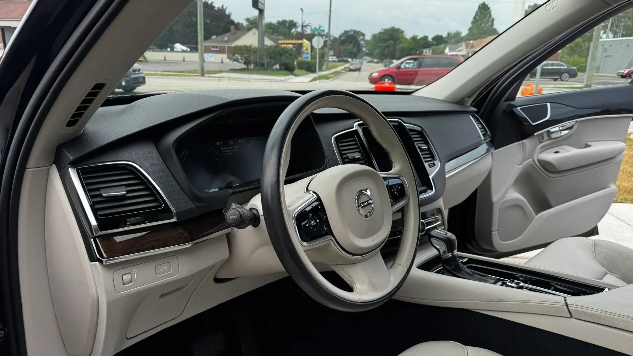 Used 2016 Volvo XC90 T6 Momentum w/ Momentum Plus Package AWD/4WD image 24