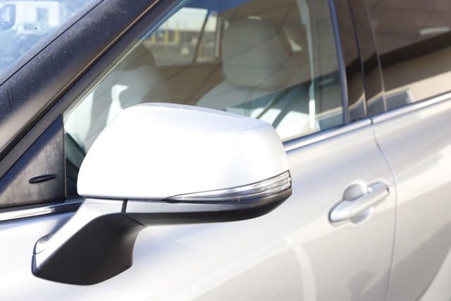 Used 2020 Toyota Highlander L image 12