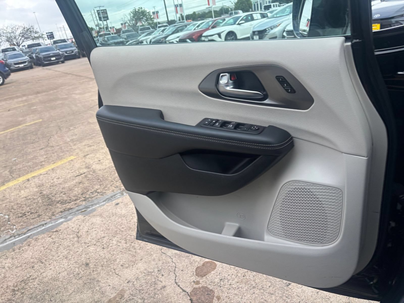 Used 2024 Chrysler Pacifica Touring-L FWD image 18