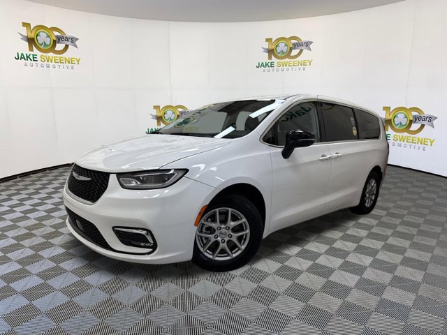 Used 2024 Chrysler Pacifica Touring-L image 4