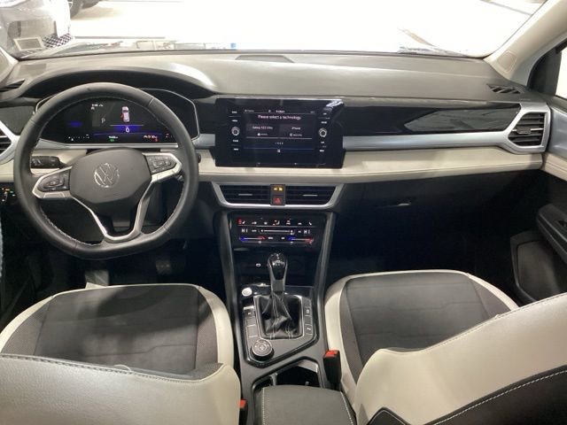 Certified 2025 Volkswagen Taos SE w/ Panoramic Sunroof Package image 6