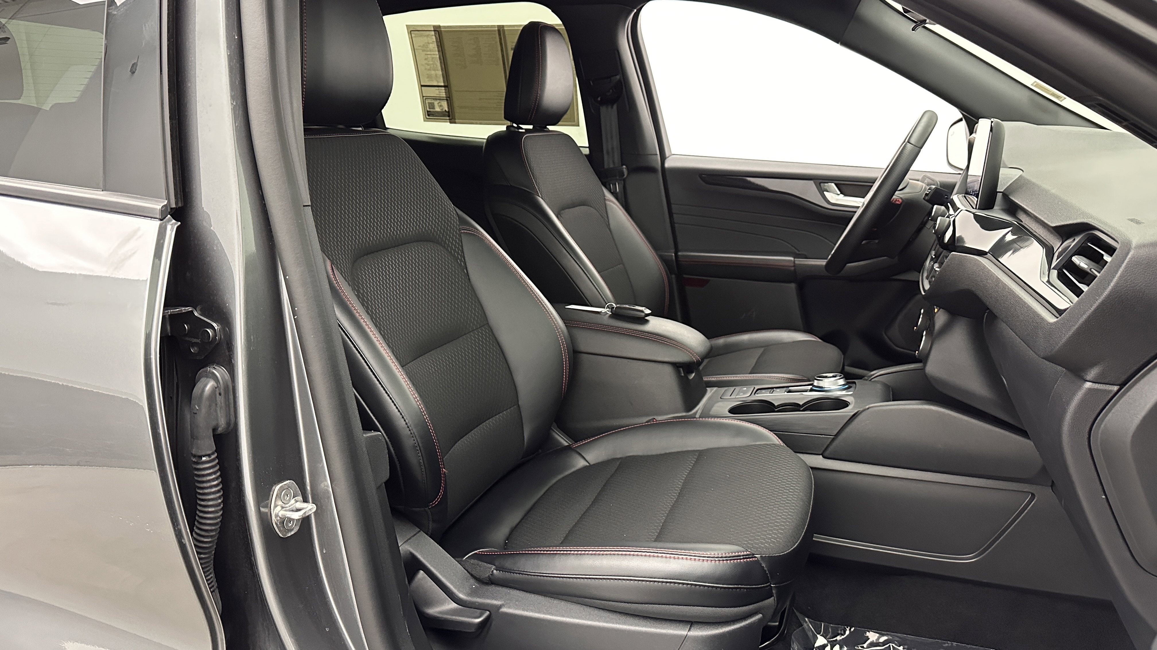 Used 2025 Ford Escape ST-Line Select AWD/4WD image 39