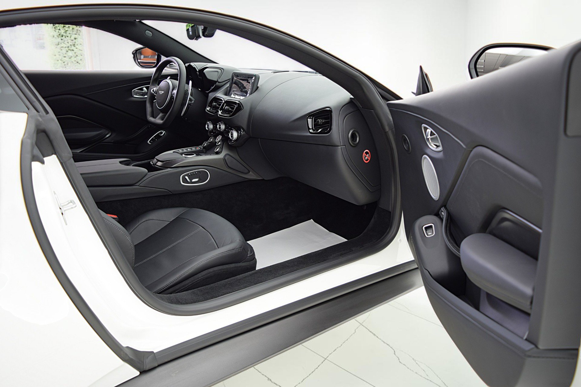 Used 2023 Aston Martin V8 Vantage Roadster RWD image 35