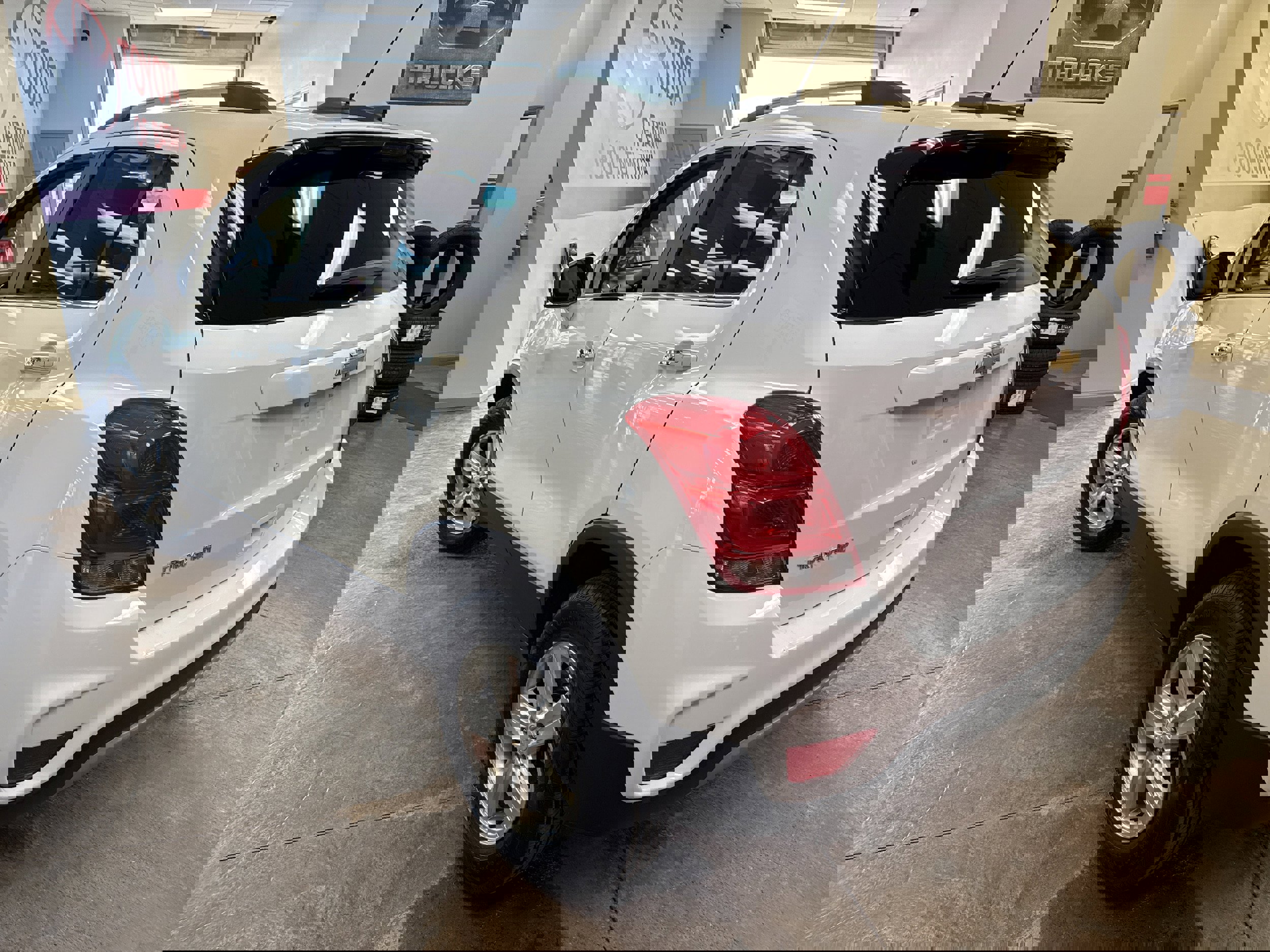 Used 2018 Chevrolet Trax LT w/ LT Convenience Package AWD/4WD image 17