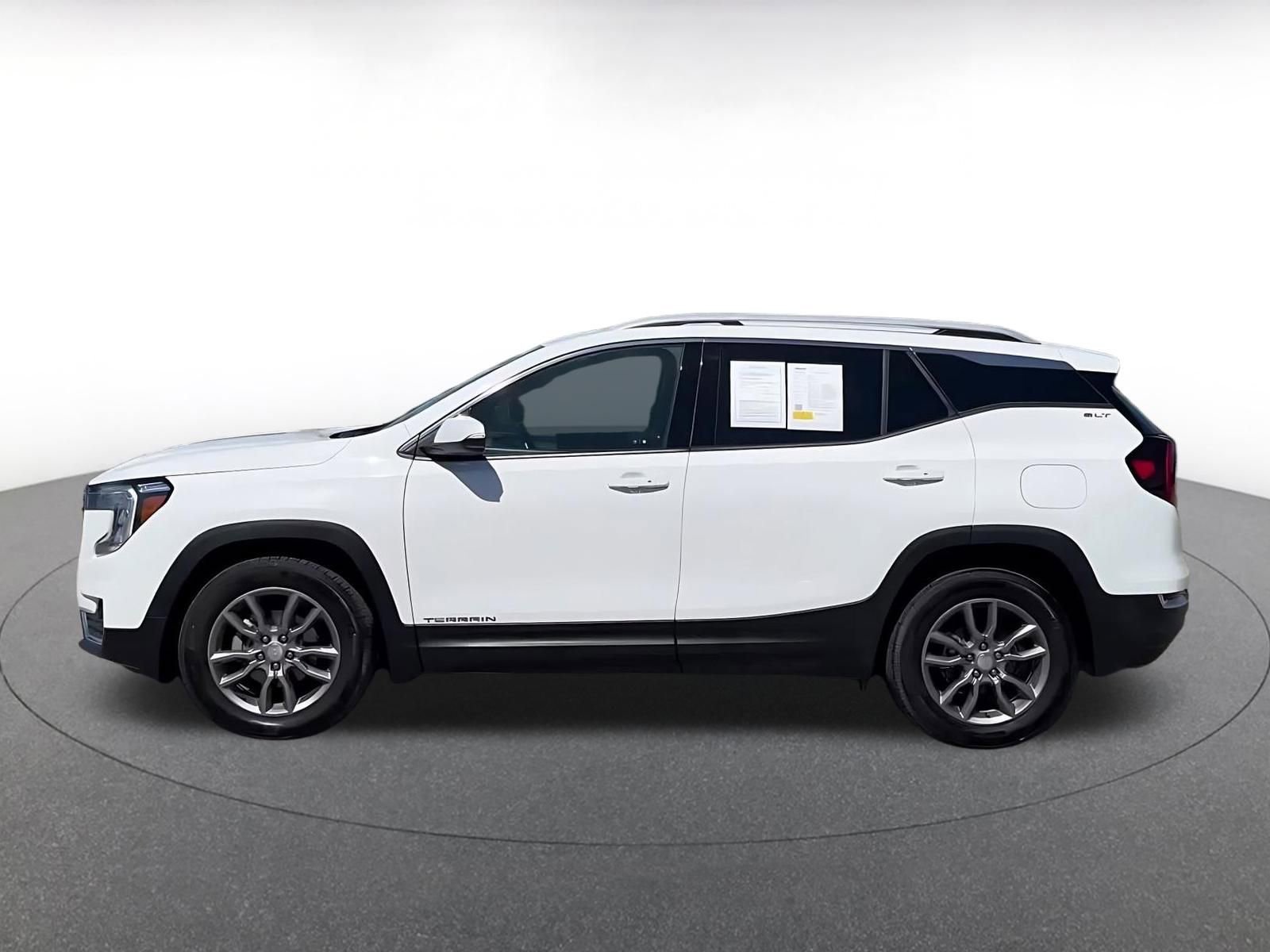 Used 2024 GMC Terrain SLT AWD/4WD image 9