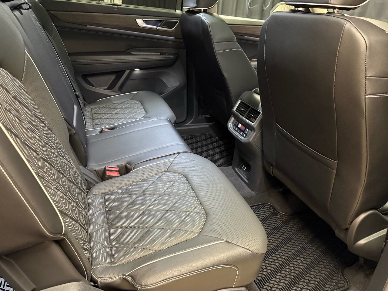 Used 2024 Volkswagen Atlas SEL Premium R-Line image 28