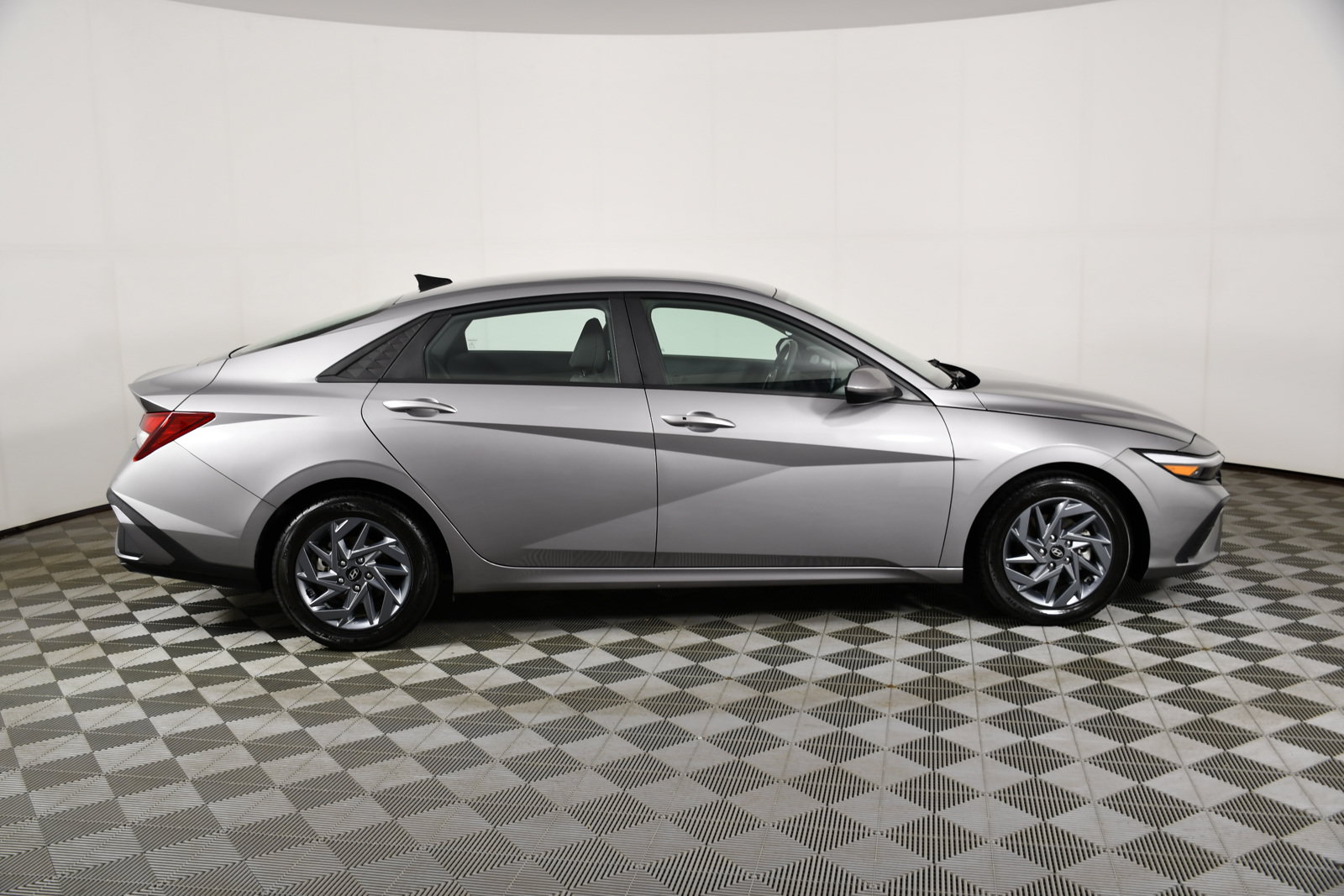 Used 2024 Hyundai Elantra SEL FWD image 5