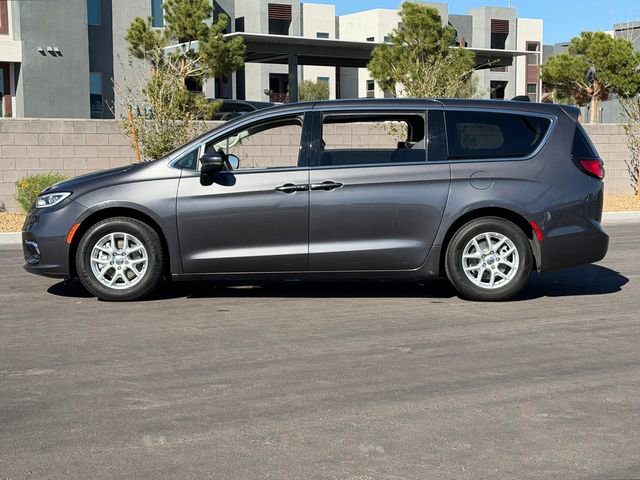 Used 2023 Chrysler Pacifica Touring-L image 2