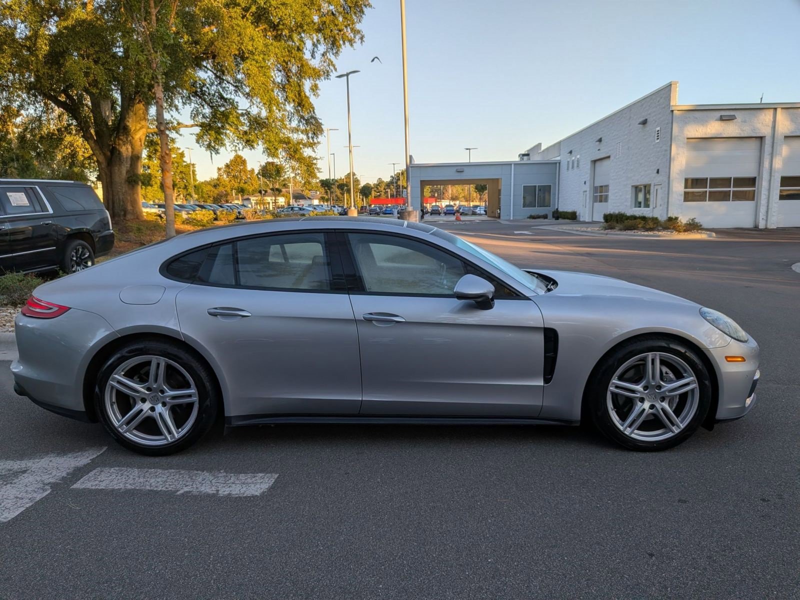 Used 2018 Porsche Panamera image 2