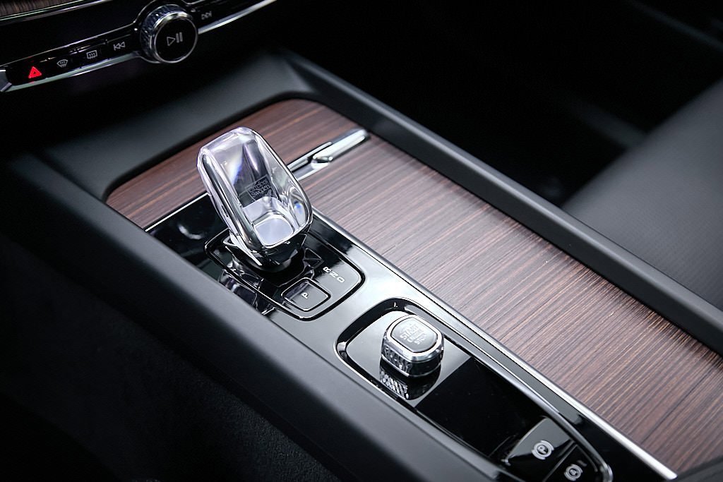 Certified 2023 Volvo XC60 B6 Ultimate w/ Protection Package Premier image 16