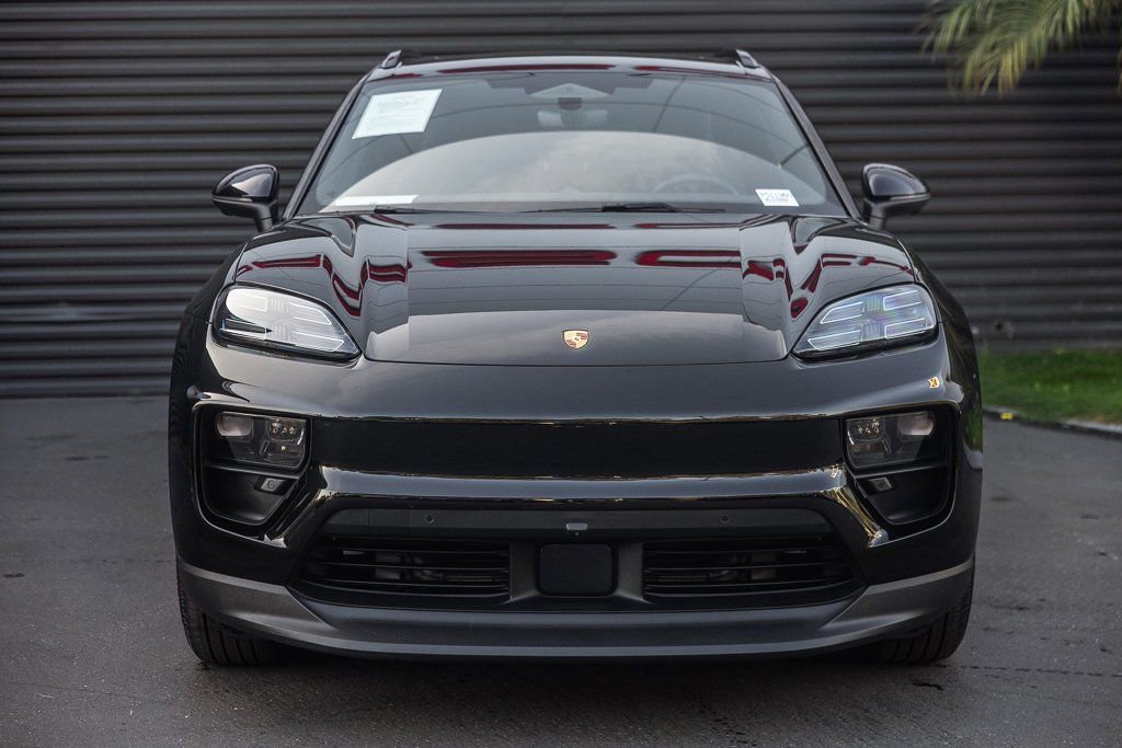 Certified 2025 Porsche Macan Electric image 7