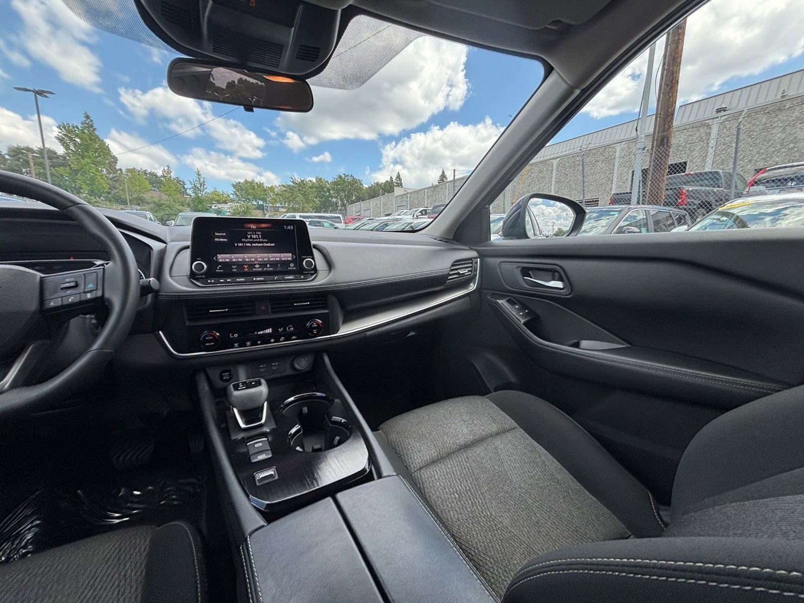 Used 2025 Nissan Rogue SV FWD image 37