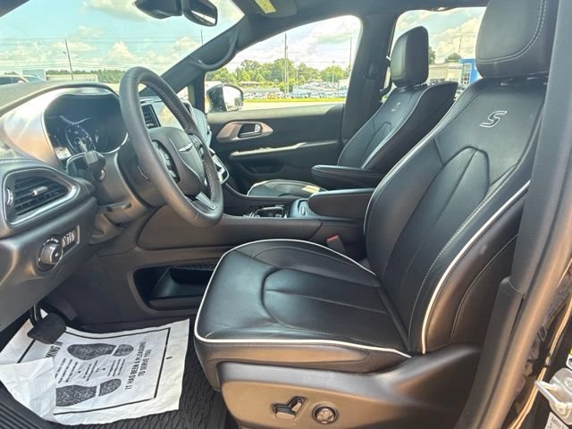 Used 2025 Chrysler Pacifica Limited w/ Uconnect Theater Family Group FWD image 12