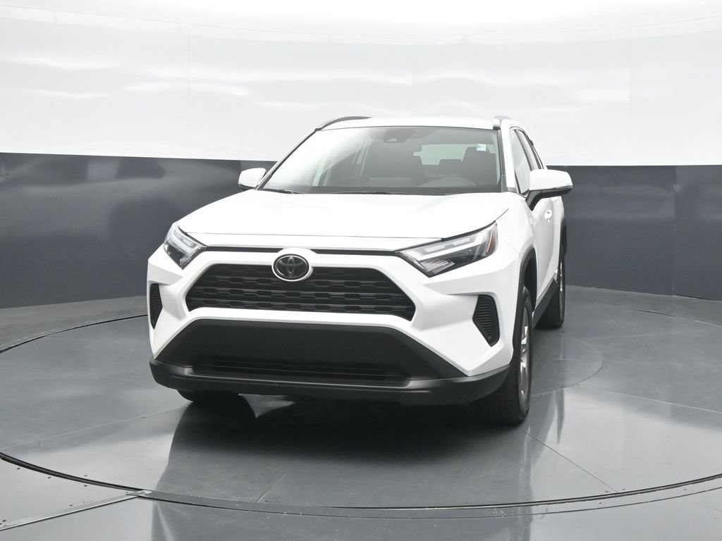 Used 2025 Toyota RAV4 XLE AWD/4WD image 2