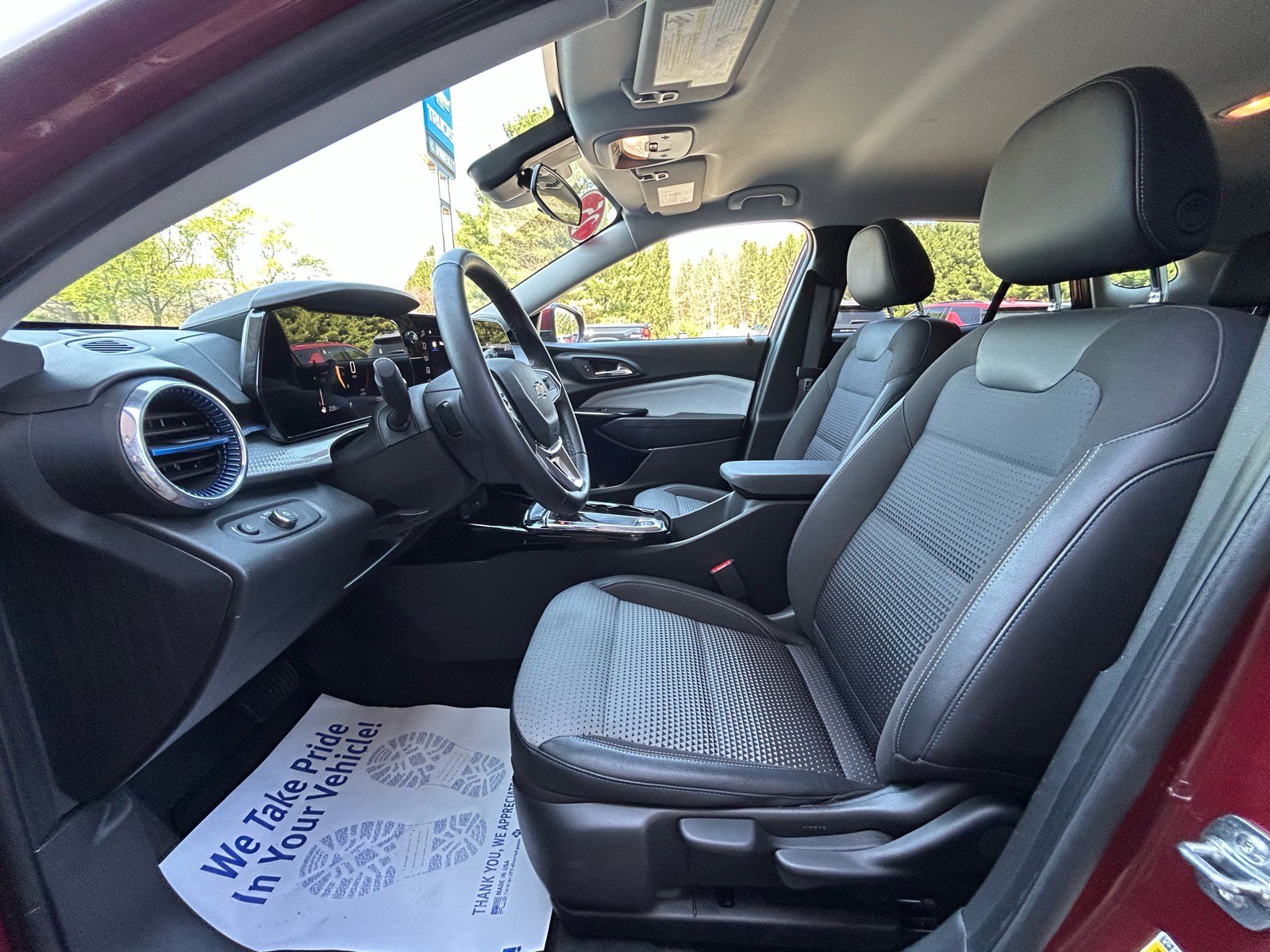 Used 2025 Chevrolet Trax LT w/ LT Convenience Package FWD image 6