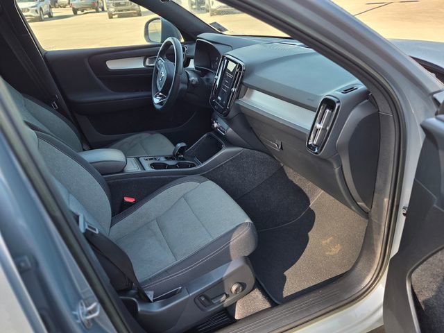 Used 2023 Volvo XC40 B5 Core image 15