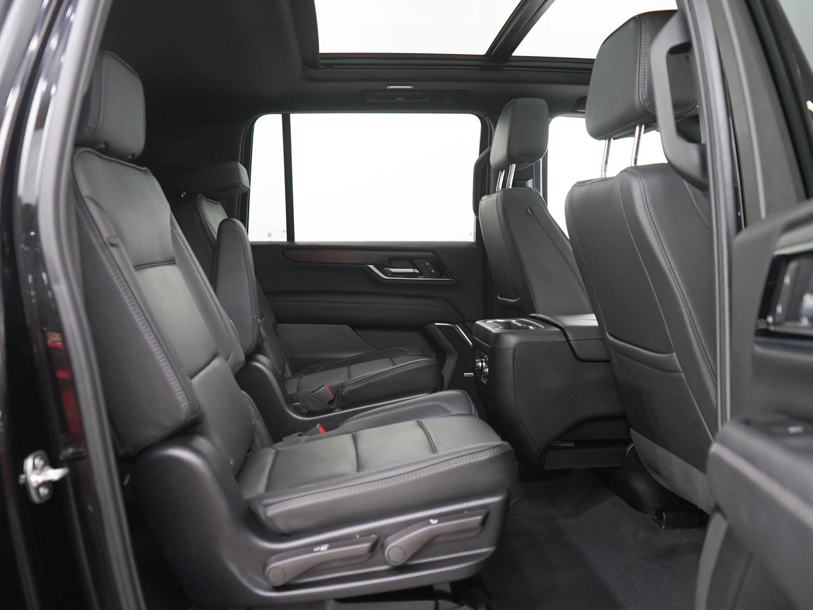 Used 2025 GMC Yukon XL Denali w/ Sun & Power Step Package AWD/4WD image 13