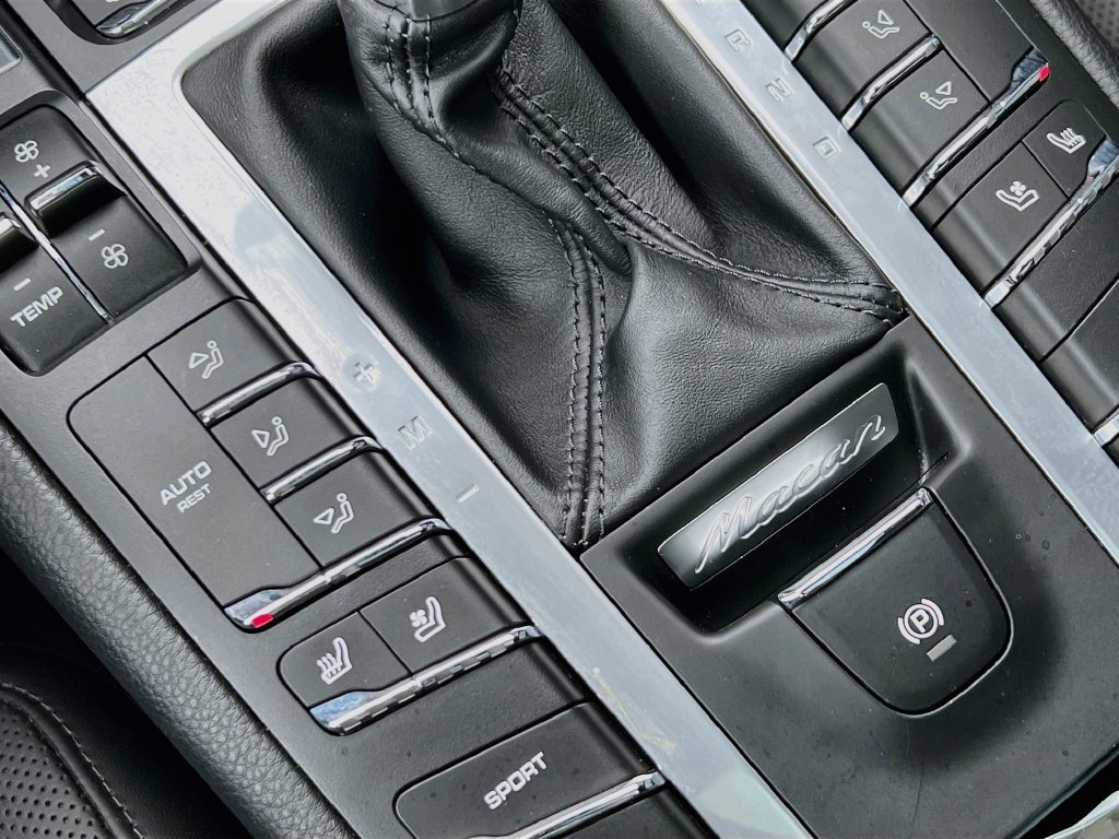 Certified 2021 Porsche Macan AWD/4WD image 18