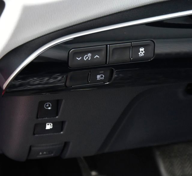 Used 2020 Toyota Prius Prime LE image 24