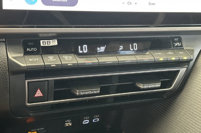 Used 2026 Toyota Camry SE w/ Multimedia Upgrade Package FWD image 18