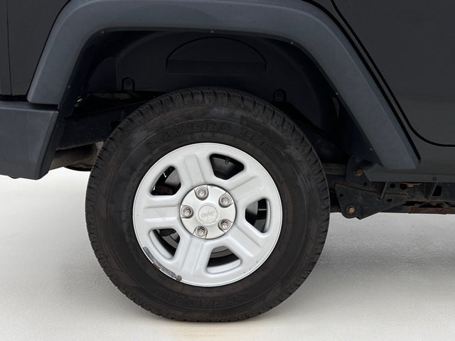 Used 2015 Jeep Wrangler Unlimited Sport w/ Connectivity Group AWD/4WD image 28