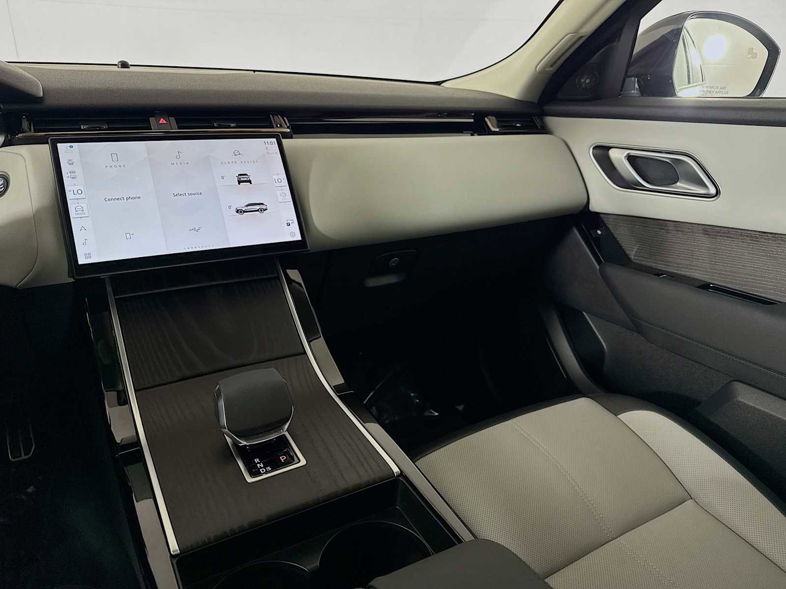 Used 2025 Land Rover Range Rover Velar Dynamic SE image 23