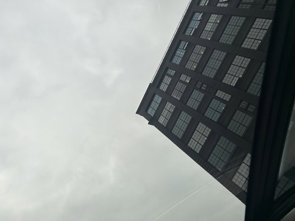 Certified 2025 Volvo S90 T8 Plus image 33