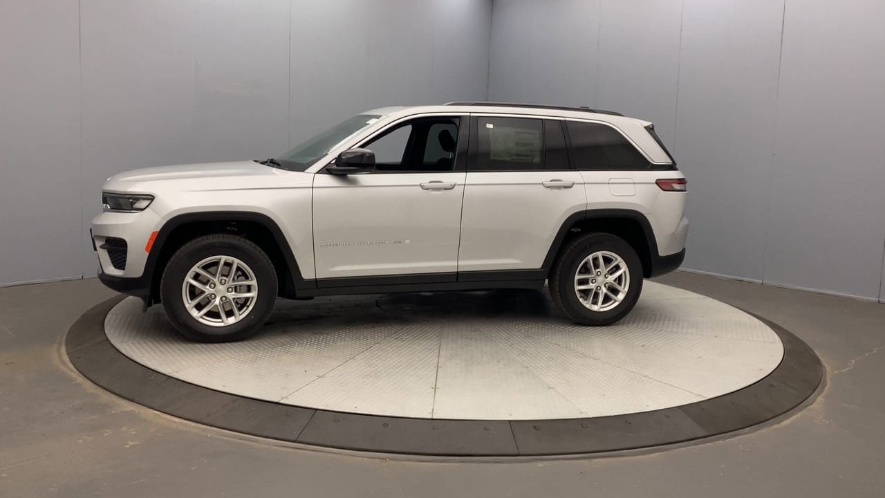 New 2025 Jeep Grand Cherokee Laredo X w/ Luxury Tech Group I AWD/4WD image 9