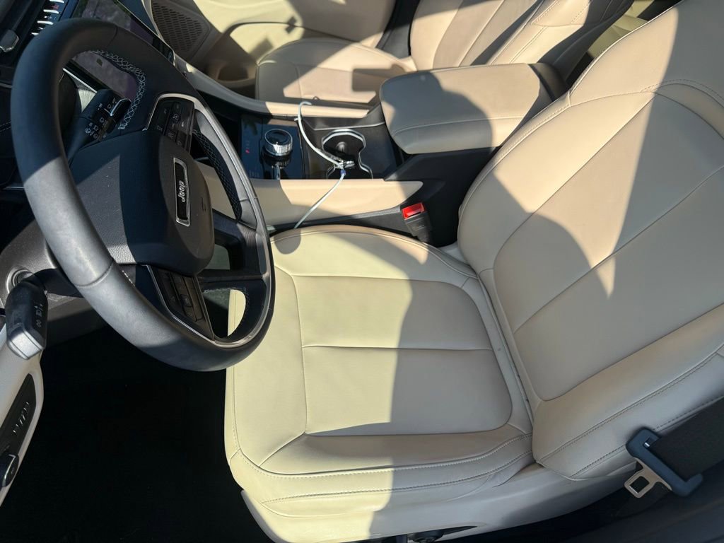 Certified 2024 Jeep Grand Cherokee Limited AWD/4WD image 15