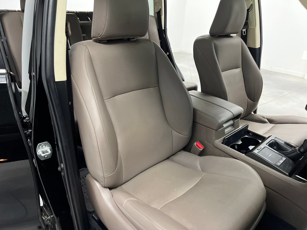 Used 2022 Lexus GX 460 Premium w/ Accessory Package AWD/4WD image 30