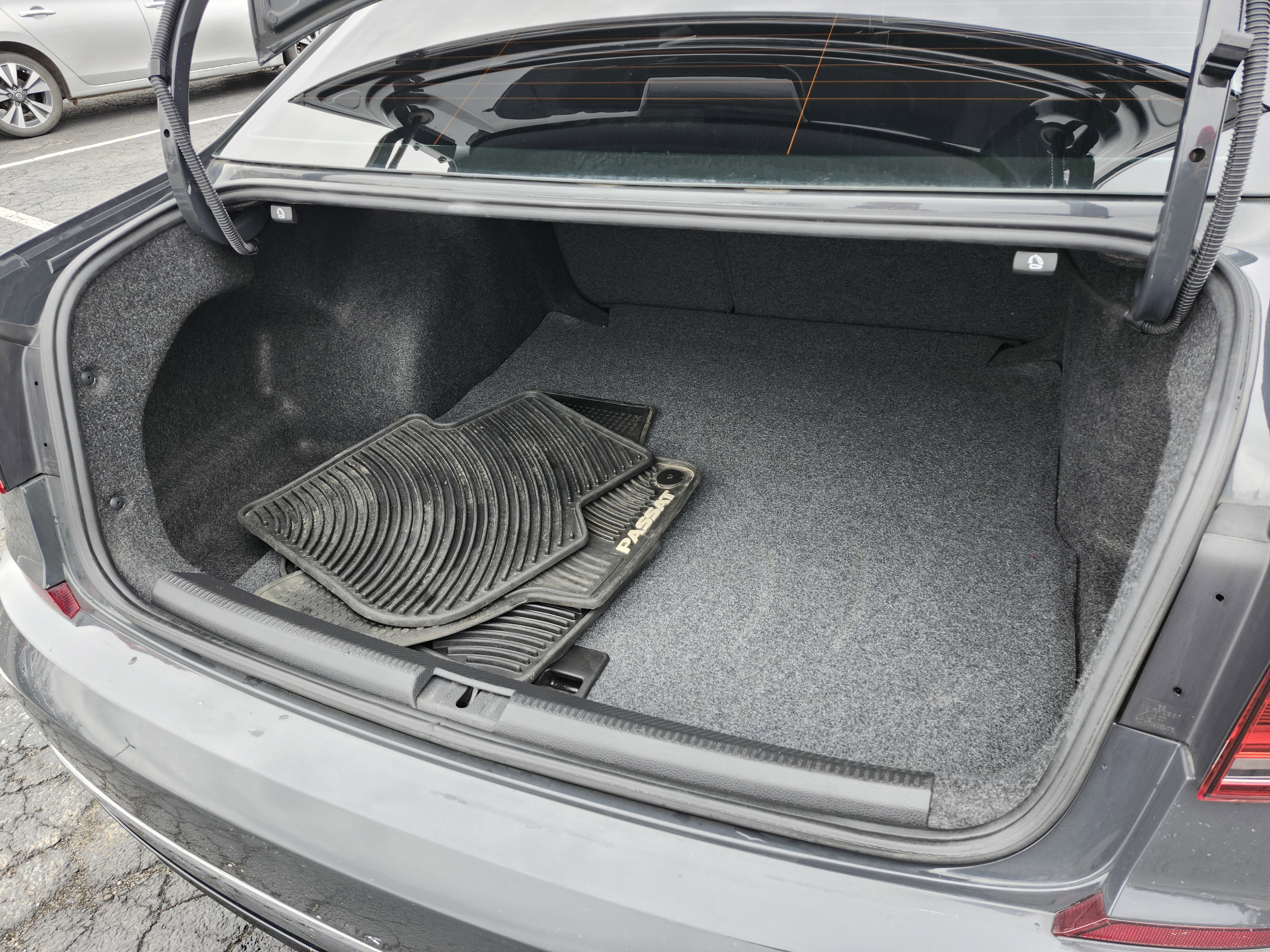 Used 2017 Volkswagen Passat 1.8T R-Line w/ R-Line Lighting Package image 20