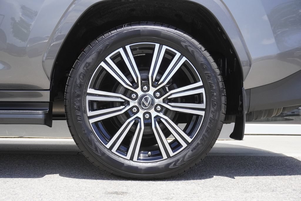 Used 2023 Lexus LX 600 4WD w/ Appearance Package image 33