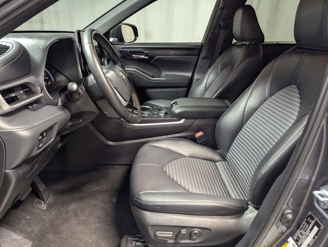 Used 2025 Toyota Highlander XSE image 11