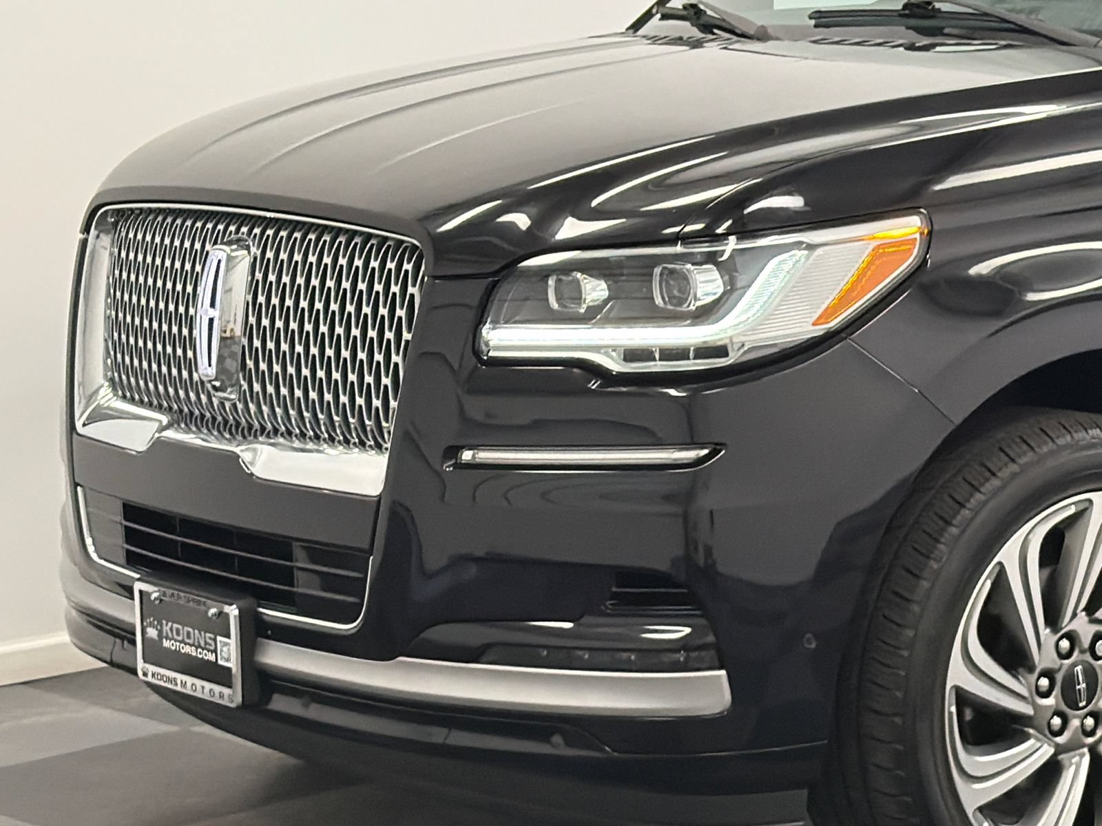 Certified 2022 Lincoln Navigator Reserve AWD/4WD image 2