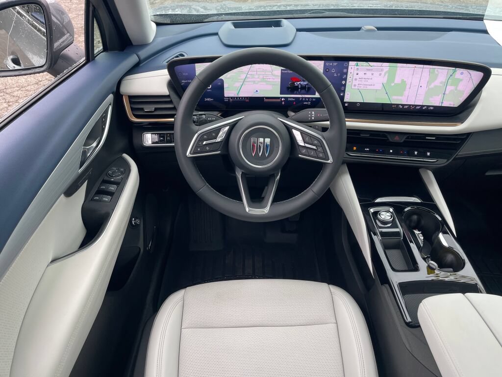 Used 2024 Buick Envision Avenir AWD/4WD image 2
