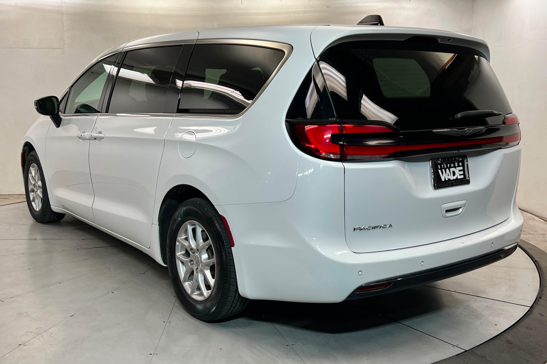 Certified 2025 Chrysler Pacifica Select FWD image 3