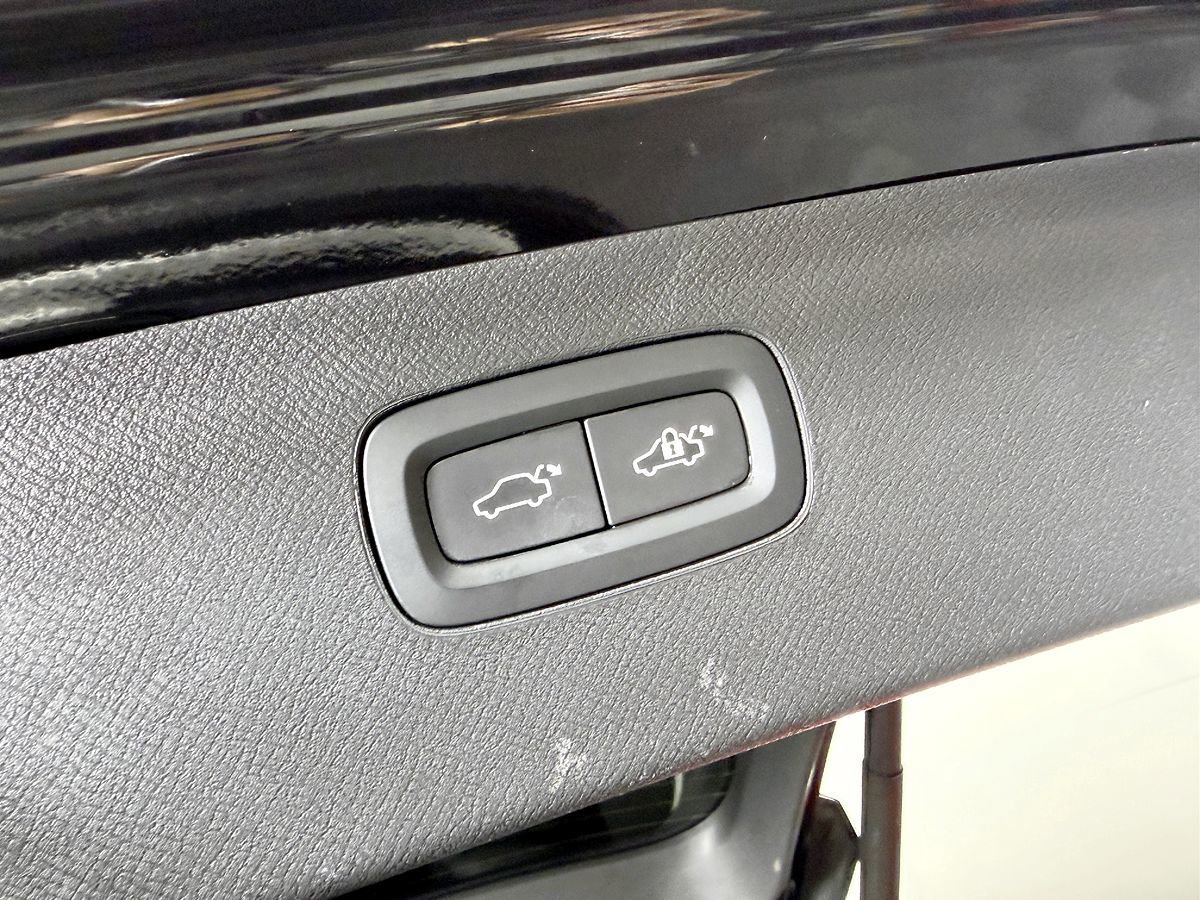 Used 2016 Volvo XC90 T6 Momentum w/ Momentum Plus Package AWD/4WD image 15